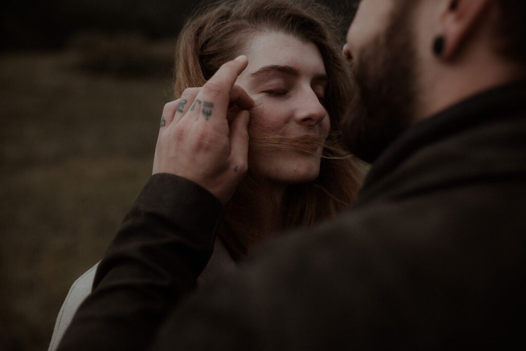 Paarshooting Perchtoldsdorfer Heide – verliebtes Paar im Grünen
